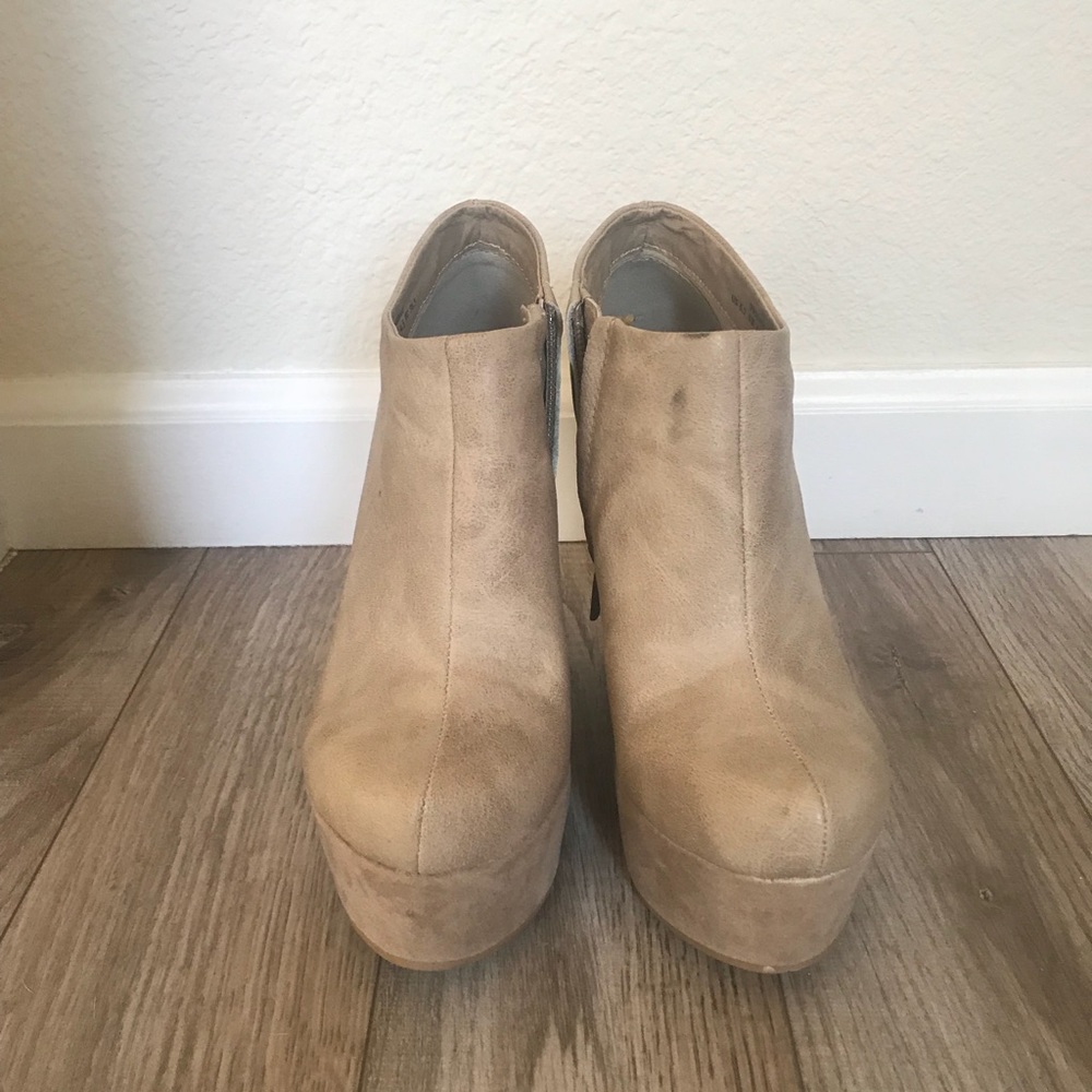 Shoe Dazzle Tan Wedge